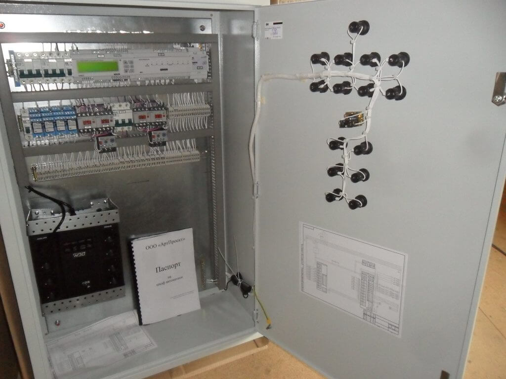 Шкаф автоматики с использованием программируемых логических контроллеров.